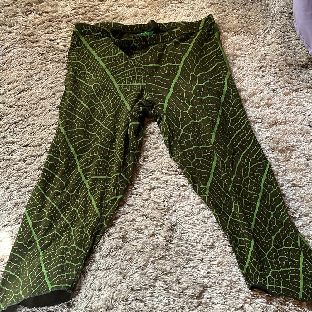 Leaf print capri leggings.